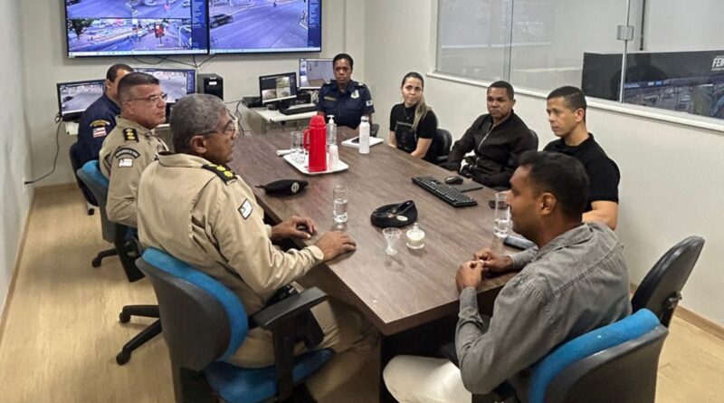 Autoridades da Polícia Militar visitam CCO de Feira de Santana para integração tecnológica e cooperação técnica