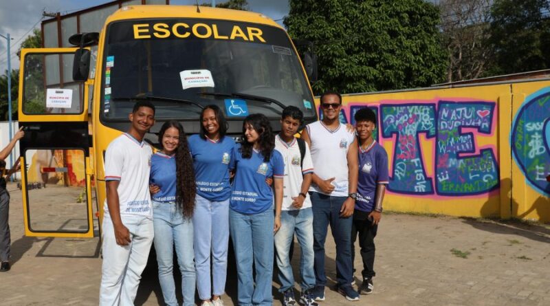 Estado entrega novos ônibus escolares em Camaçari