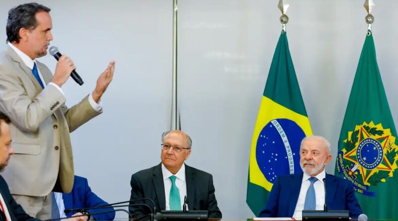 Lula assina MP e zera “taxa das blusinhas”
