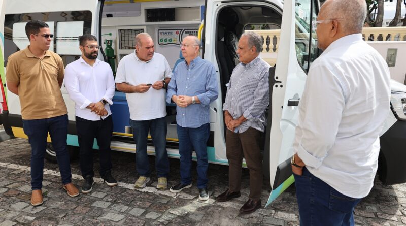 Prefeitura de Feira de Santana ganha nova ambulância para reforçar o serviço de TFD