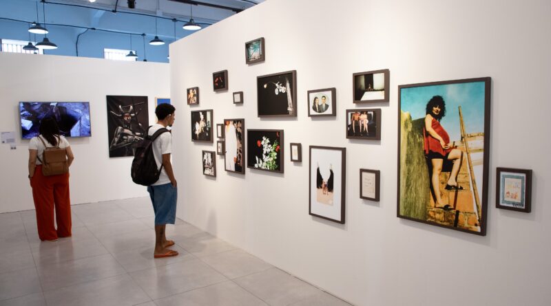 Catálogo bilíngue, mesa redonda e leitura de portifólio encerram mostra do Prêmio Pierre Verger