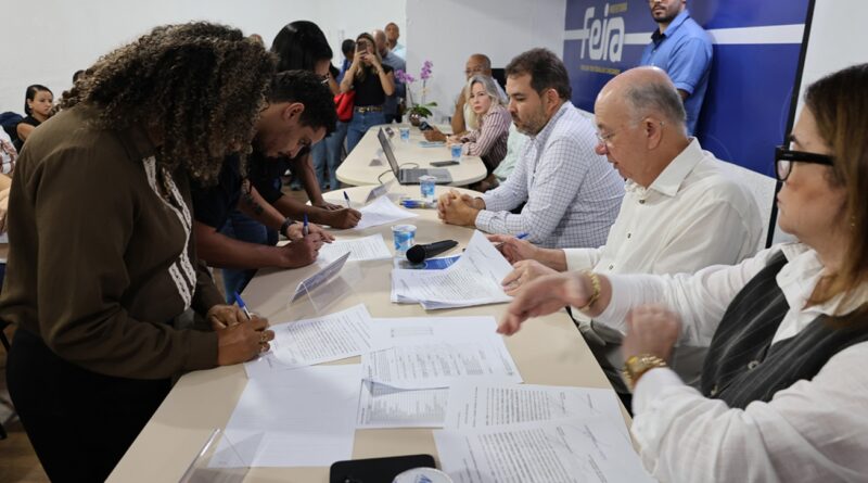 58 novos servidores públicos tomando posse na Prefeitura de Feira