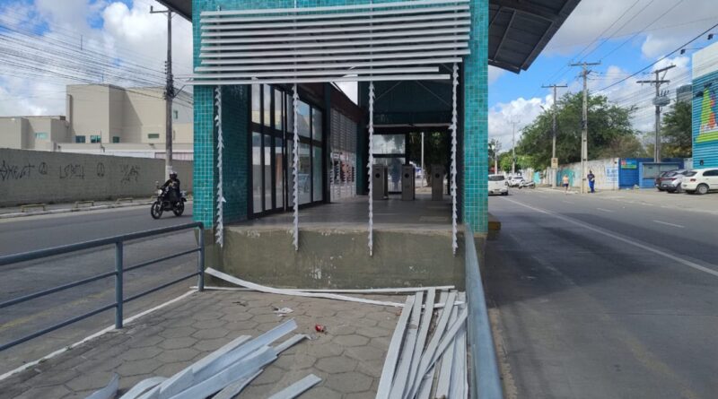 Vandalismo e furto de cabos deixam rastro de destruição nas estações de ônibus em Feira