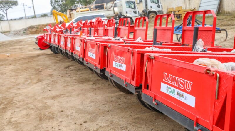 Governo da Bahia entrega máquinas, equipamentos e 2.700 caixas d’água para a agricultura familiar de 18 municípios