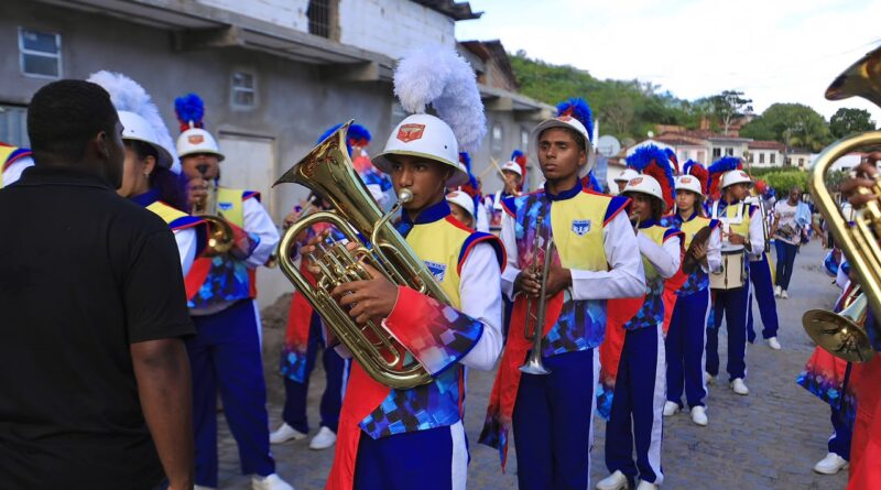 Estudantes da rede estadual desfilam no ato de transferência simbólica da capital baiana para Cachoeira