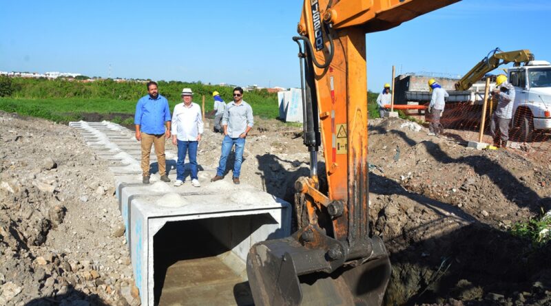 Obras de drenagem da lagoa Chico Maia avançam com instalação de aduelas