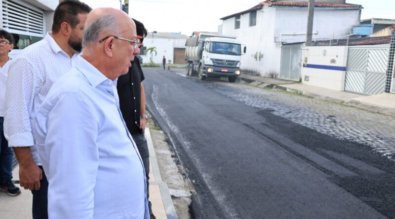 Prefeitura de Feira pavimenta mais duas ruas no bairro Brasília Prefeitura de Feira pavimenta mais duas ruas no bairro Brasília
