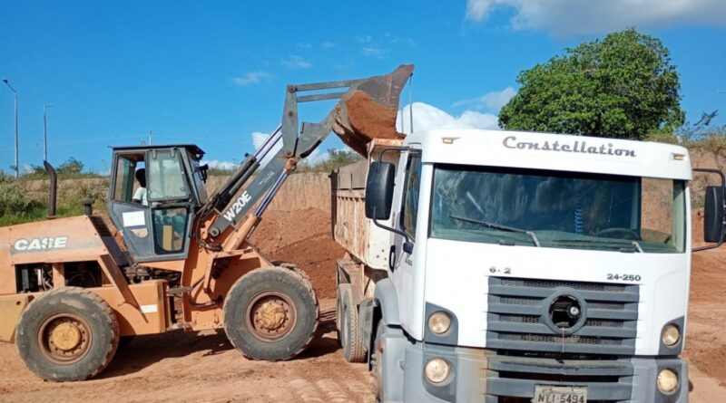 Fiscalização ambiental apreende caçambas e retroescavadeira durante ação na Lagoa Salgada