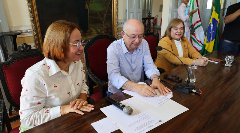 Prefeitura de Feira e Tribunal de Justiça firmam parceria para implantação de grupo reflexivo para homens autores de violência Prefeitura de Feira e Tribunal de Justiça firmam parceria para implantação de grupo reflexivo para homens autores de violência