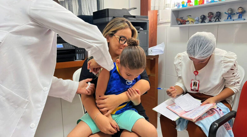 Unidades de saúde de Feira de Santana abastecidas para garantir a atualização da caderneta de vacinação de crianças e adolescentes