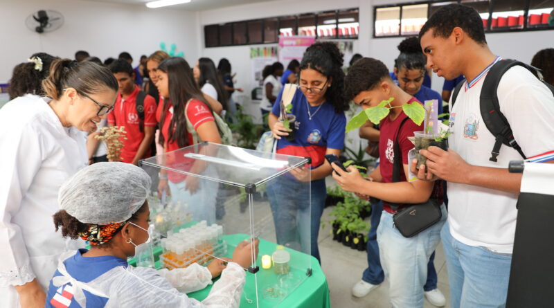 Uefs reúne centenas de estudantes e aproxima jovens do ensino superior no primeiro dia da 10ª Feira de Graduação Uefs reúne centenas de estudantes e aproxima jovens do ensino superior no primeiro dia da 10ª Feira de Graduação