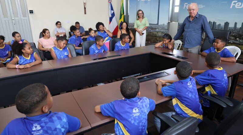 Prefeito José Ronaldo recebe visitas de alunos de escolas municipais