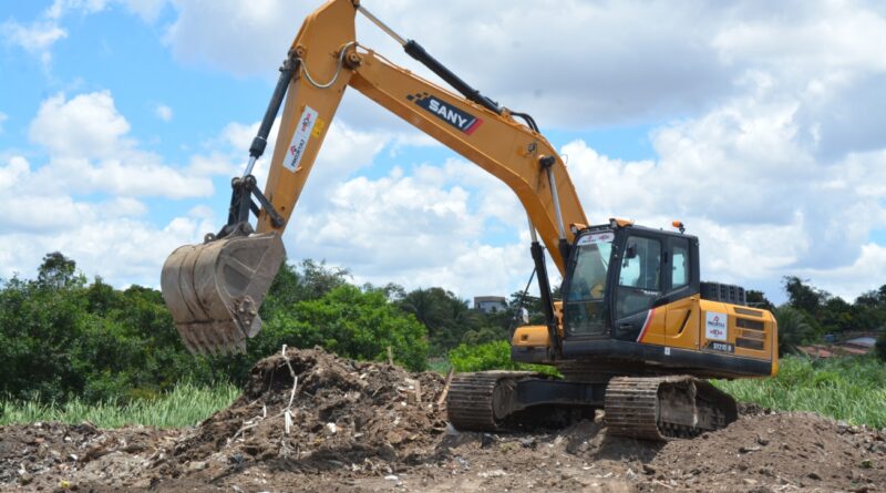 Requalificação da Lagoa Salgada avança com limpeza de resíduos retirada de construções irregulares