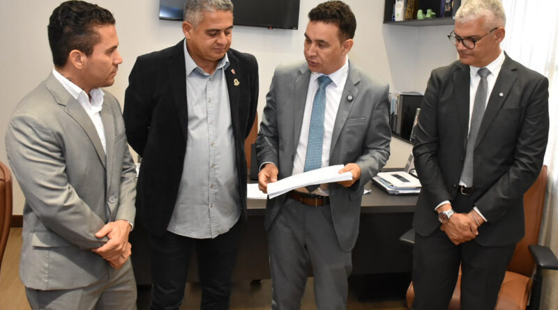 Feira de Santana propõe Bolsa Permanência de R$ 200 para estudantes da EJA