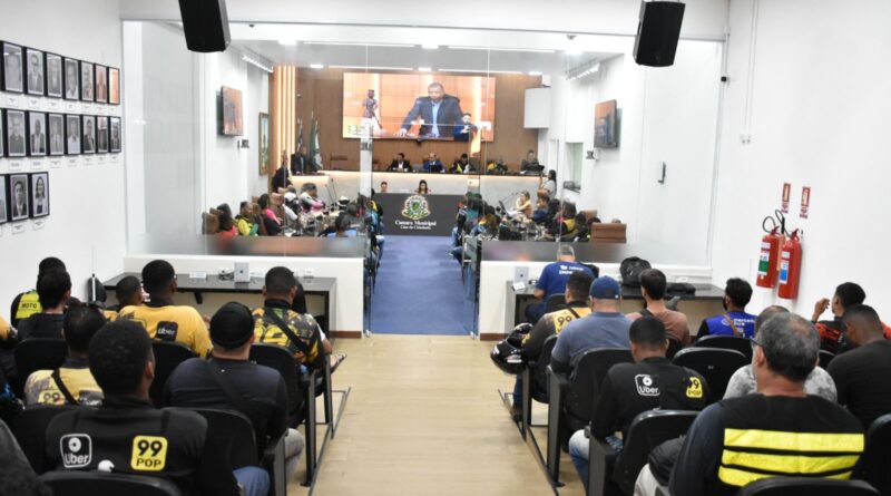Direitos e desafios de “motoboys” discutidos na Câmara: ponto de apoio e projeto que regulamenta serviços