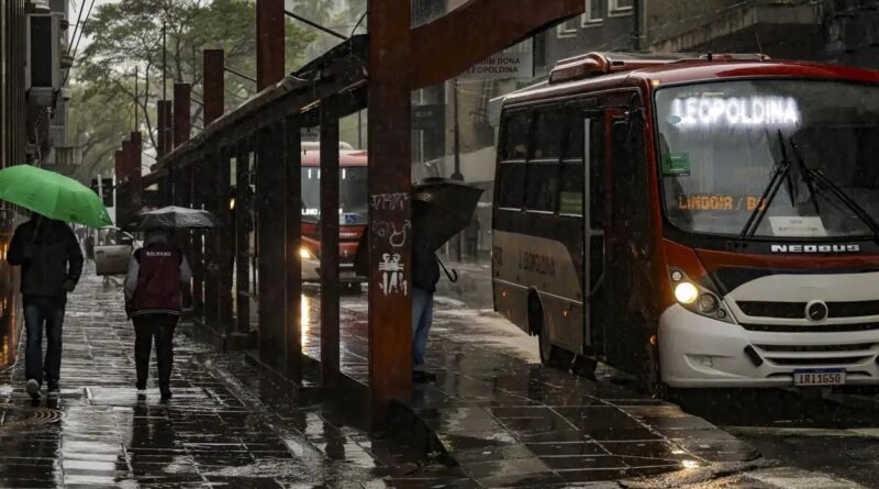 Tempo fica chuvoso em grande parte do país nesta segunda-feira