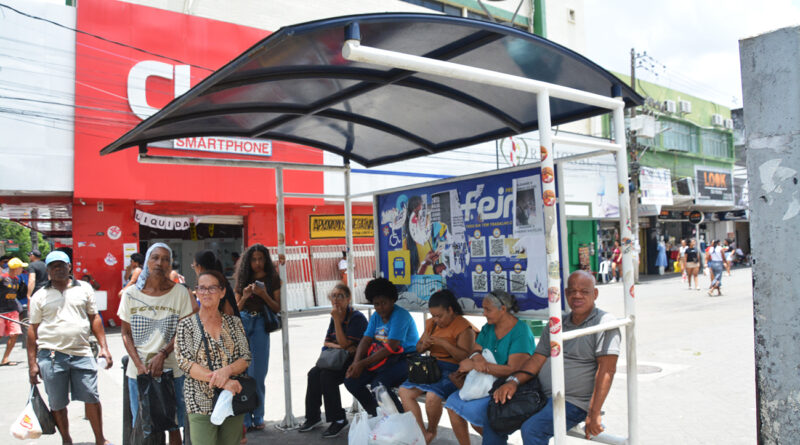 Programa Adote um Abrigo instala sete novos pontos de ônibus em Feira de Santana